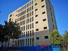 宝润达7层自建办公楼岩棉板保温装饰一体板施工中