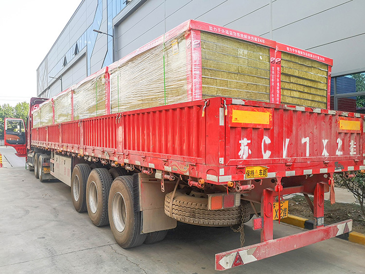 宝润达8公分岩棉外墙一体板装车发往石家庄