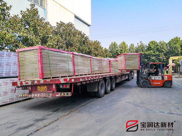 宝润达岩棉外墙一体板装车发往连云港