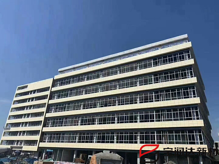 宝润达陶瓷外墙保温一体板施工中