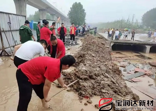 防汛小组自发前往疏通堵塞河道